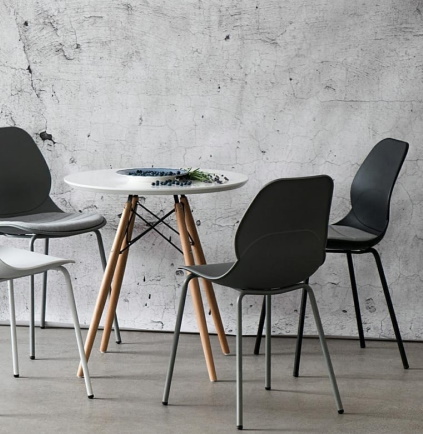Czarne krzesło minimalistyczne Layer z tworzywa